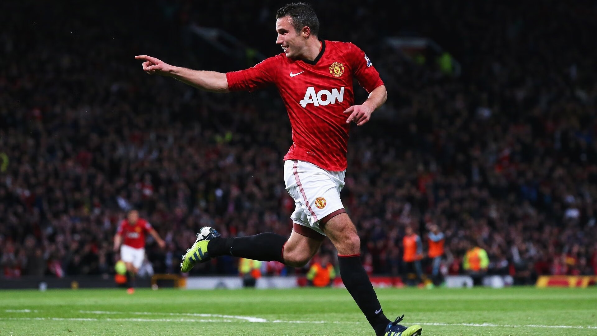 最佳瞬间：王强压哨三分，点燃现场气氛！