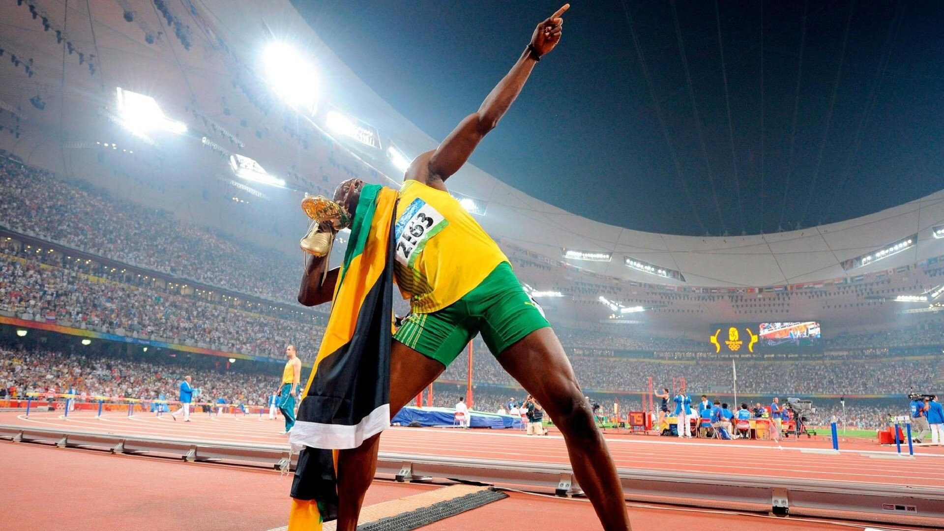 西班牙骑手何塞·玛丽亚·拉罗卡在巴黎奥运会上夺得个人障碍赛银牌，创造历史。